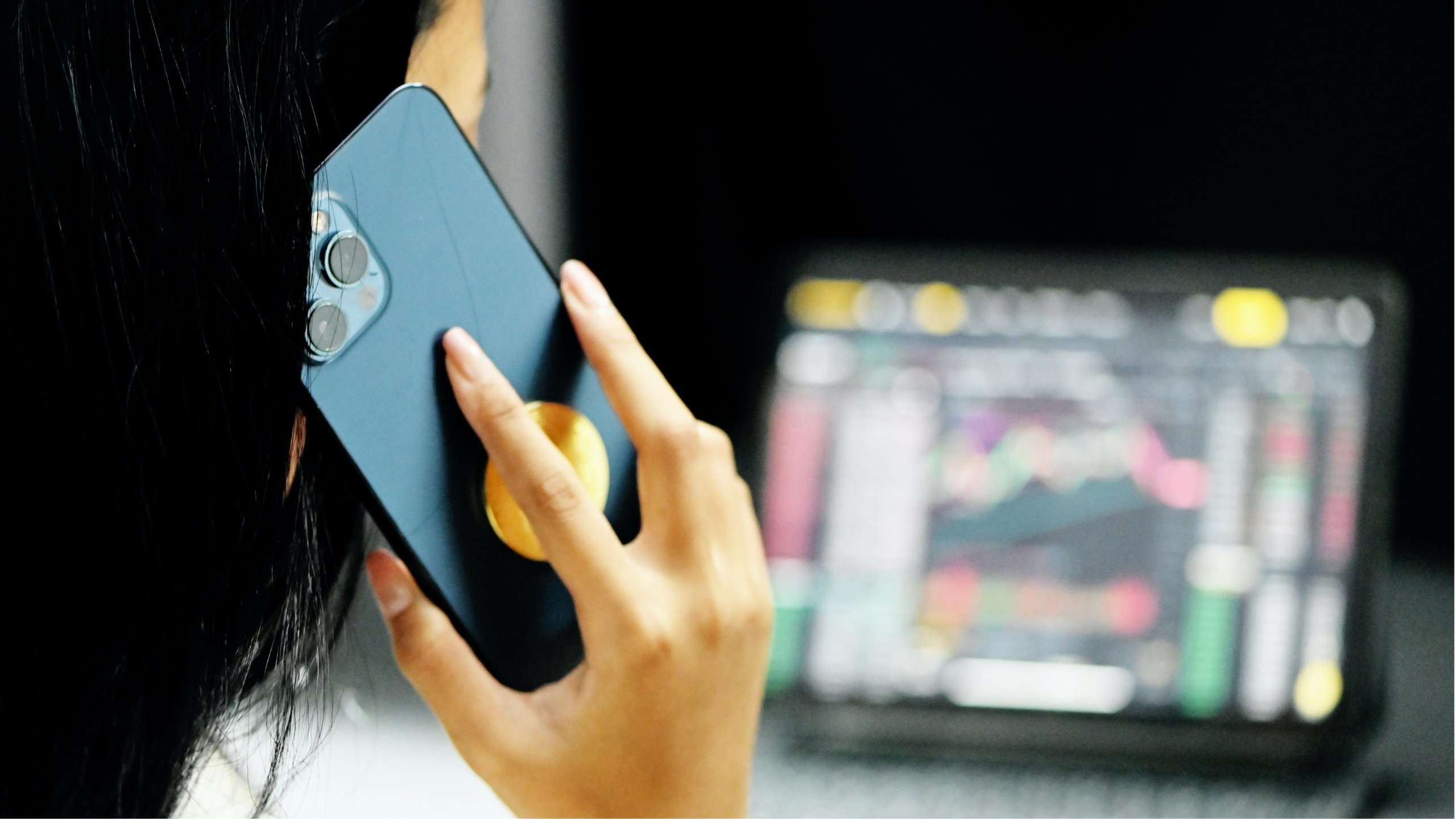 persona al telefono